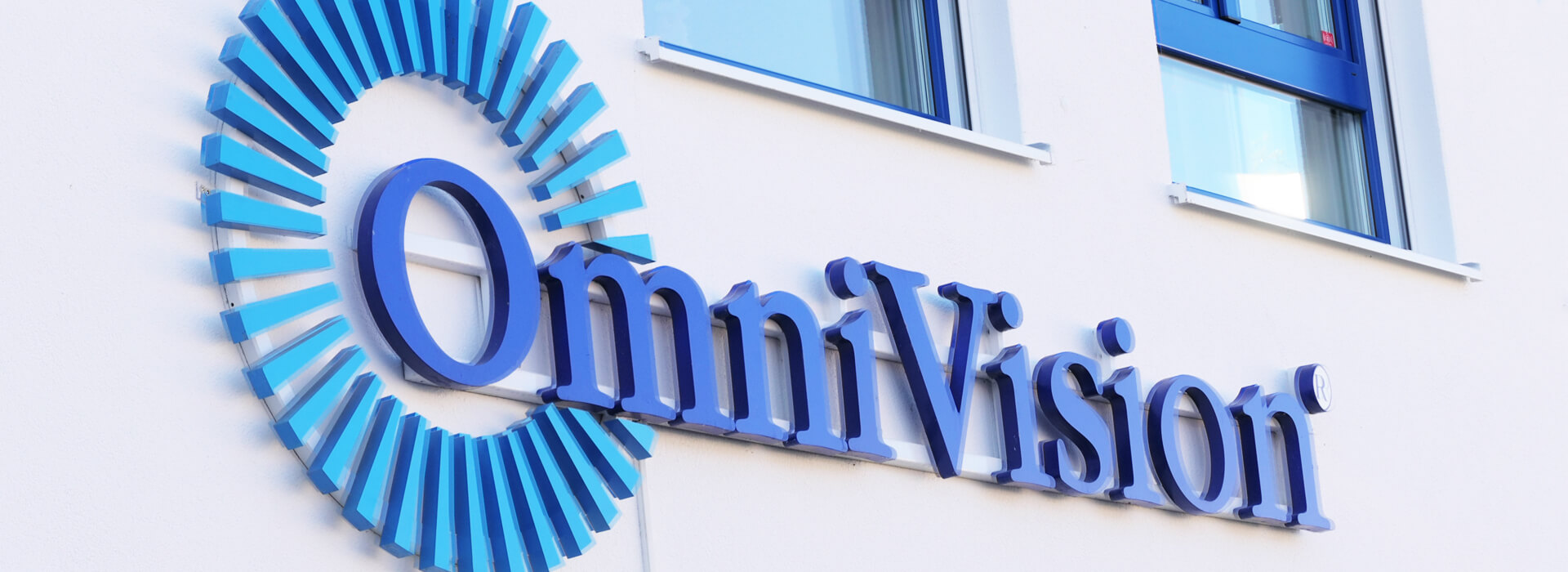OmniVision Logo auf Gebäude, Firmensitz, Nahaufnahme